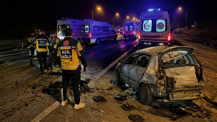 Yaralılara müdahale eden 112 ekibine araç çarptı: 3 sağlık çalışanı yoğun bakımda